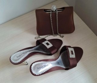 Sandalias y bolso de vestir marrones