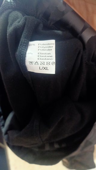 Pantalón de piel negro con estampado