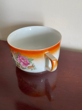 Taza de porcelana antigua