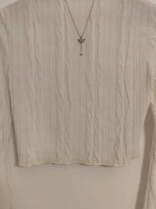 Blusa rosa con mangas acampanadas y encaje