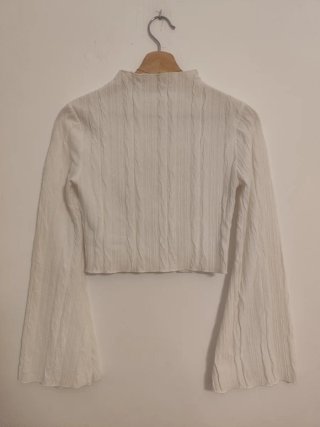 Blusa rosa con mangas acampanadas y encaje