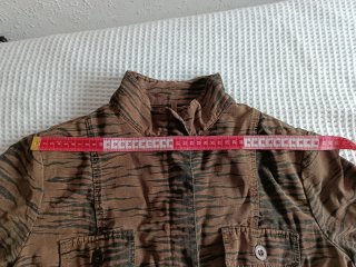 Chaqueta estilo militar con estampado animal caqui