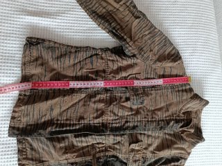 Chaqueta estilo militar con estampado animal caqui