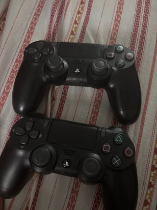 PS4 (PlayStation 4) Negra + dos mandos