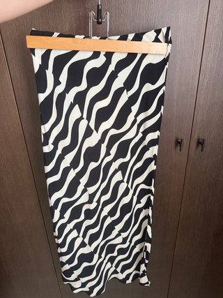 Falda midi Zara estampada blanco y negro