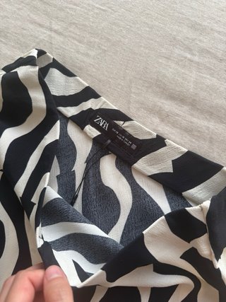 Falda midi Zara estampada blanco y negro