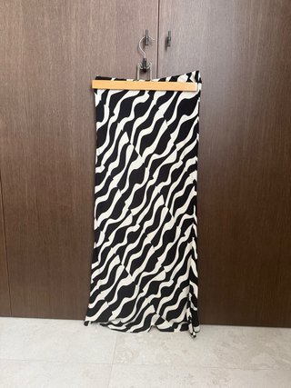 Falda midi Zara estampada blanco y negro