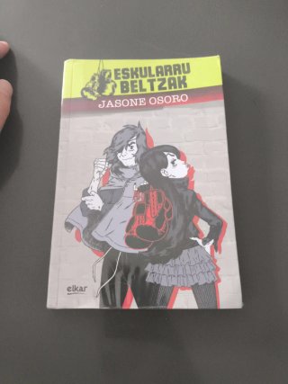 Libro Eskularru Beltzak de Jasone Osoro