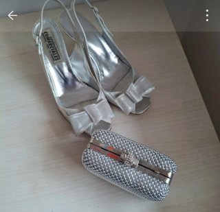 Sandalias y bolso de fiesta plateados