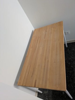 Mesa de madera maciza con patas blancas