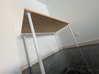 Mesa de madera maciza con patas blancas