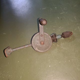 Taladro de pecho manual antiguo