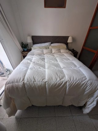 Cama y colchón gris y blanco