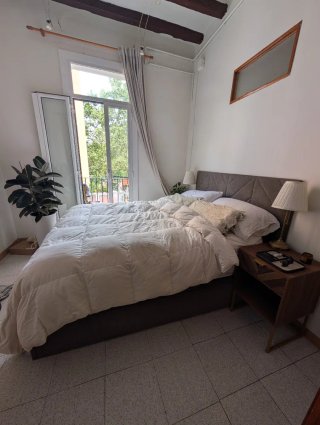 Cama y colchón gris y blanco