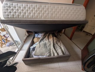 Cama y colchón gris y blanco
