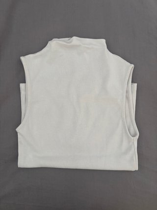 Top Zara viral cuello alto sin mangas blanco