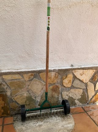 Rascleta con ruedas para jardín