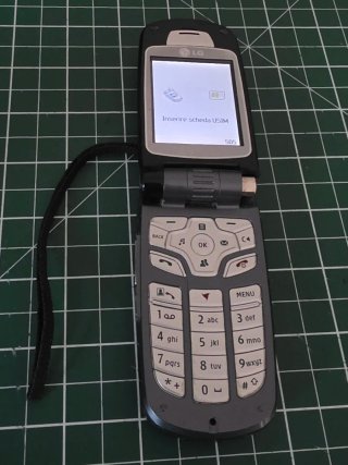 LG U8330 per ricambi - scocca rotta