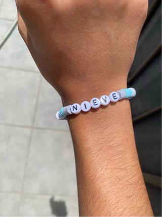Pulsera de cuentas azul, gris y blanca