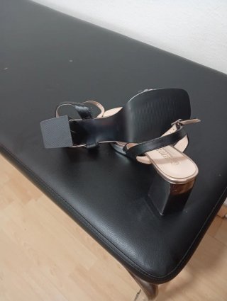 Sandalias tacón negras y doradas talla 41