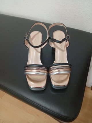 Sandalias tacón negras y doradas talla 41