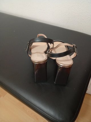 Sandalias tacón negras y doradas talla 41