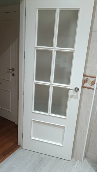 Puerta madera maciza blanca lacada con cristal