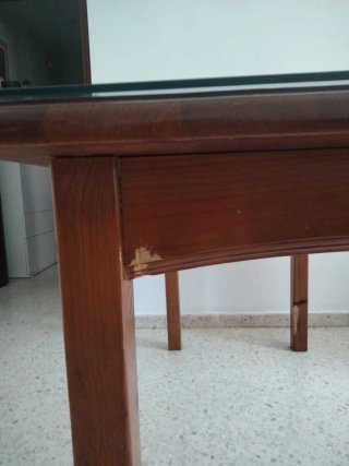 Urge. Mesa de comedor madera con cristal incluido.