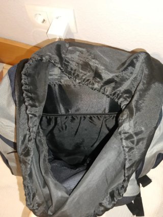 Mochila de montaña azul y gris