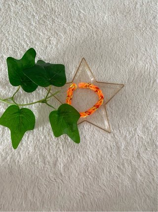 Pulseras de colores naranja y amarillo