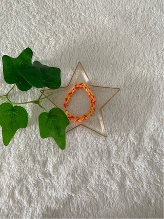 Pulseras de colores naranja y amarillo