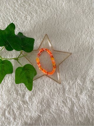 Pulseras de colores naranja y amarillo