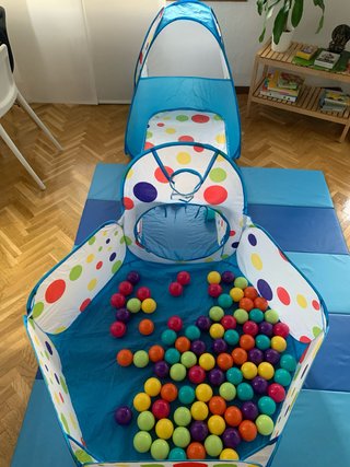 Parque infantil con 100+ bolas