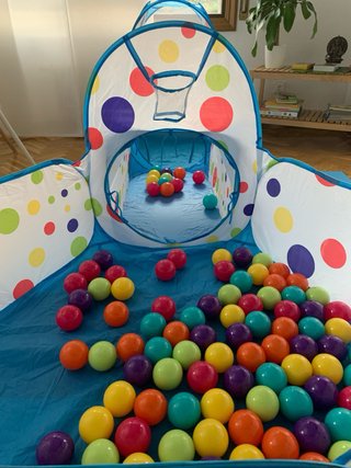 Parque infantil con 100+ bolas