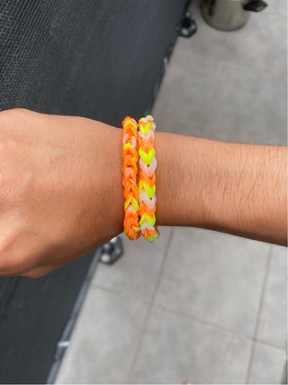 Pulseras tejidas naranja y amarillo