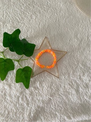 Pulseras tejidas naranja y amarillo