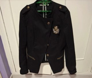 Chaqueta militar negra con parches