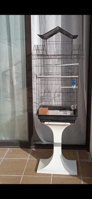 Jaula para pájaros con soporte.
