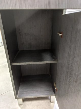 Mueble de baño gris con tiradores metálicos