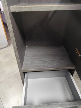 Mueble de baño gris con tiradores metálicos