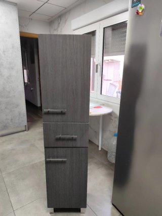 Mueble de baño gris con tiradores metálicos