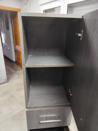 Mueble de baño gris con tiradores metálicos