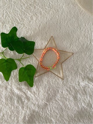 Pulseras rosas, naranjas y azules