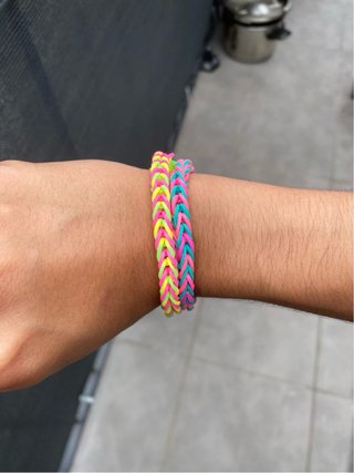 Pulseras rosas, naranjas y azules