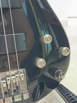 Bajo Ibanez SR305 5 cuerdas