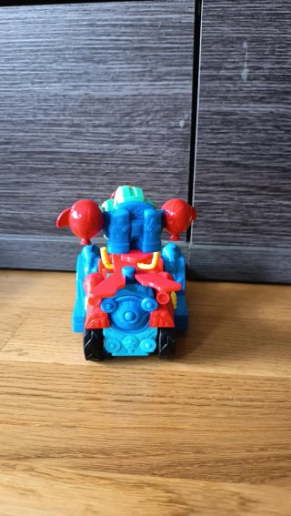 Coche Superthings con saltador y muñeco