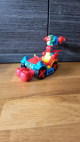Coche Superthings con saltador y muñeco