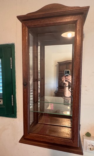 Vitrina de madera y cristal