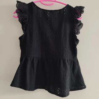 Blusa negra bordada Shein con volantes – Talla XS