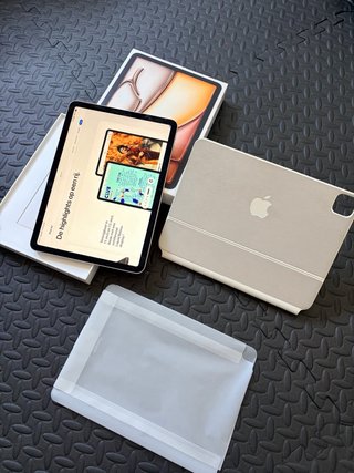 iPad Air M3 Starlight + Magic Keyboard
